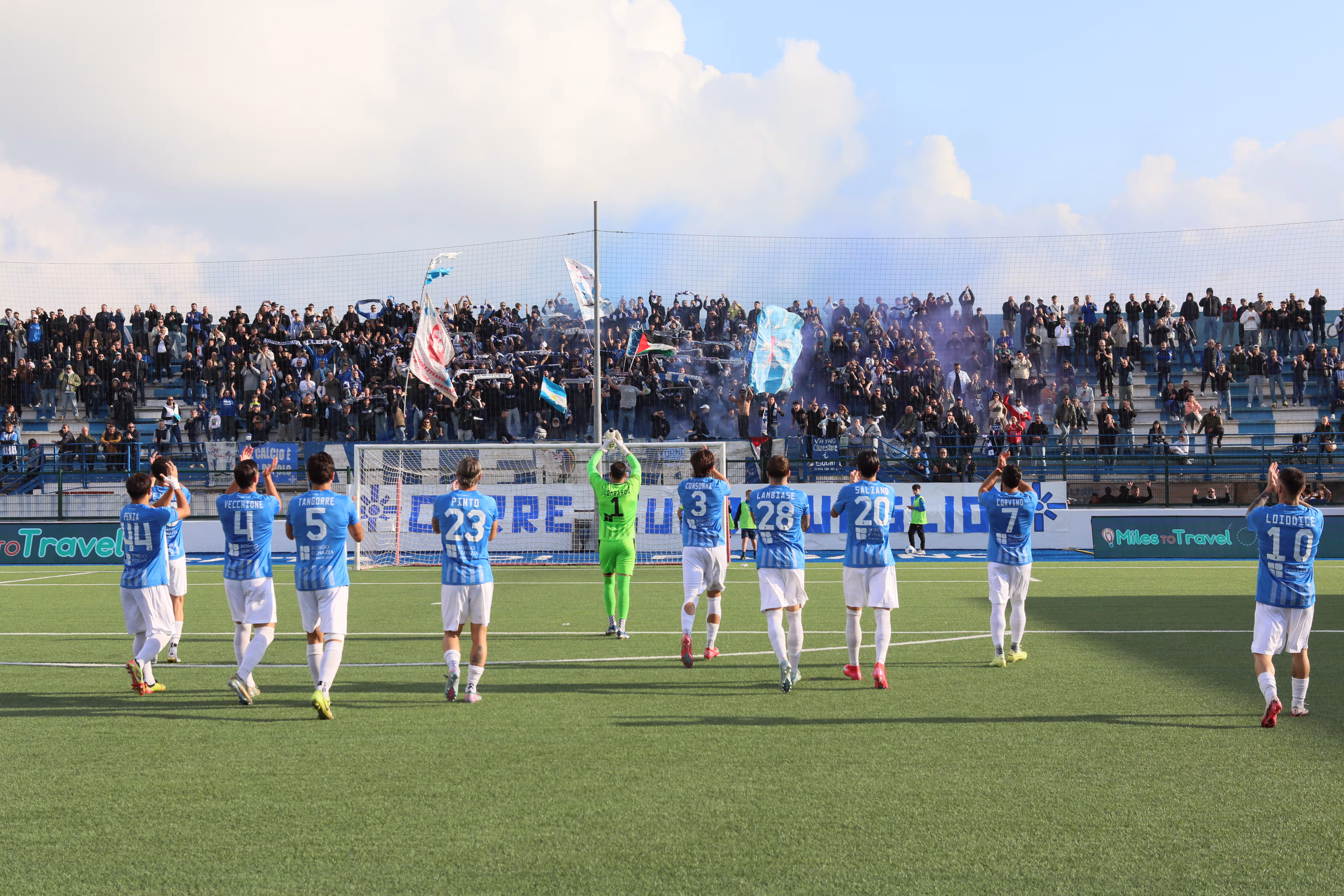 La squadra sotto la Curva prima di Fasano-Fidelis Andria