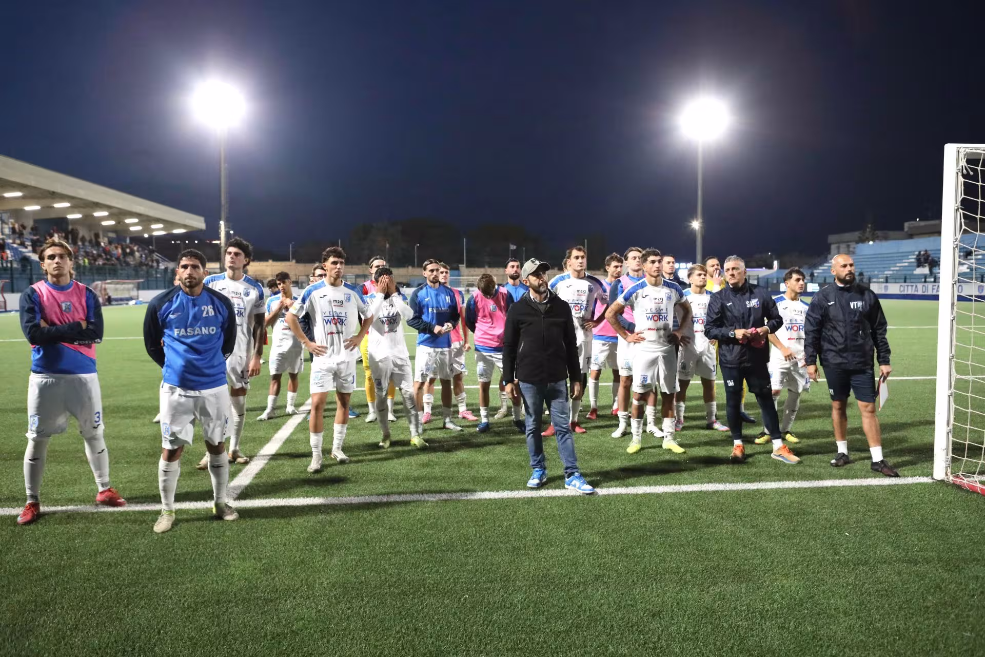 La squadra sotto la Curva dopo la sconfitta con il Pompei