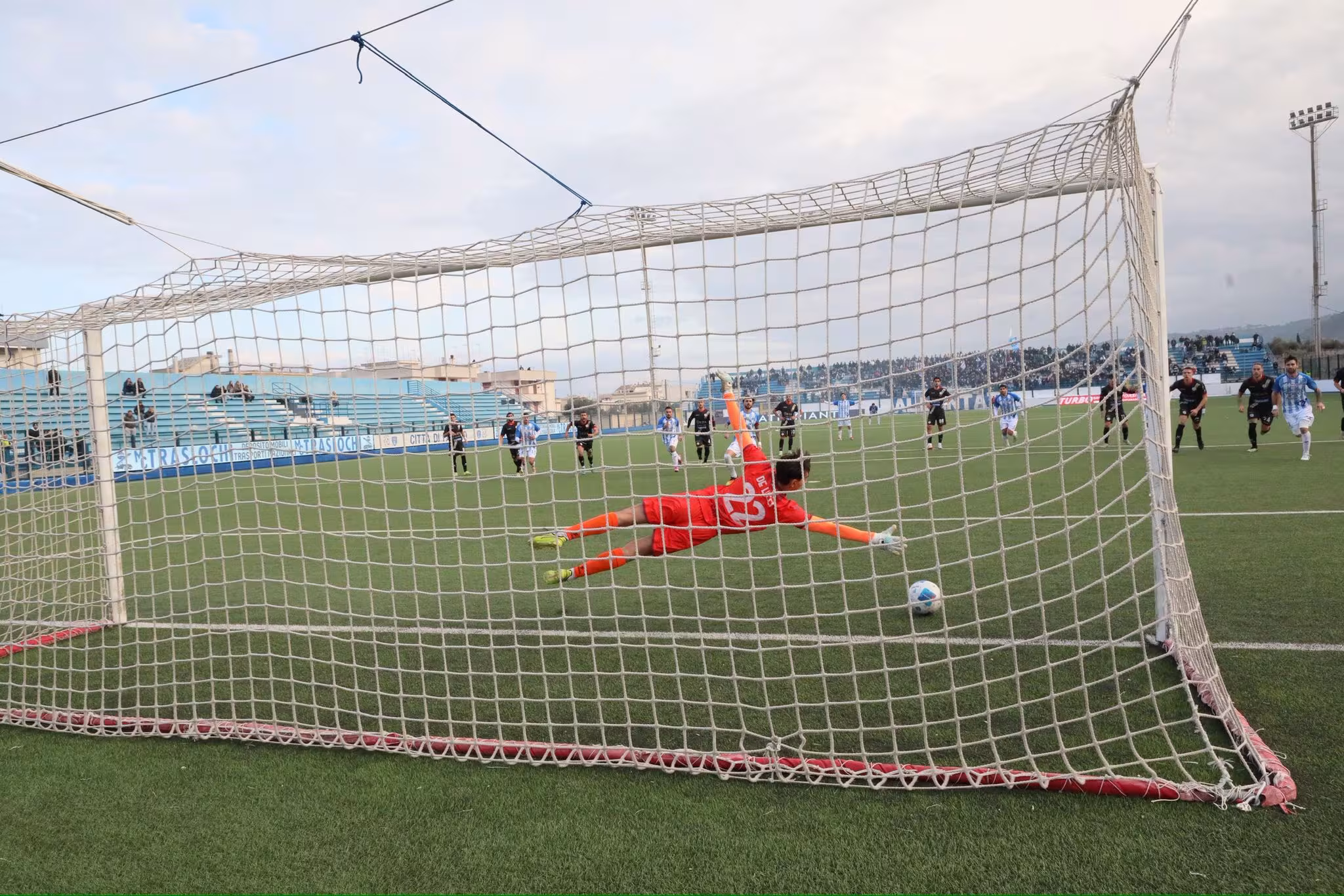 Salzano calcia il rigore decisivo con l'Heraclea