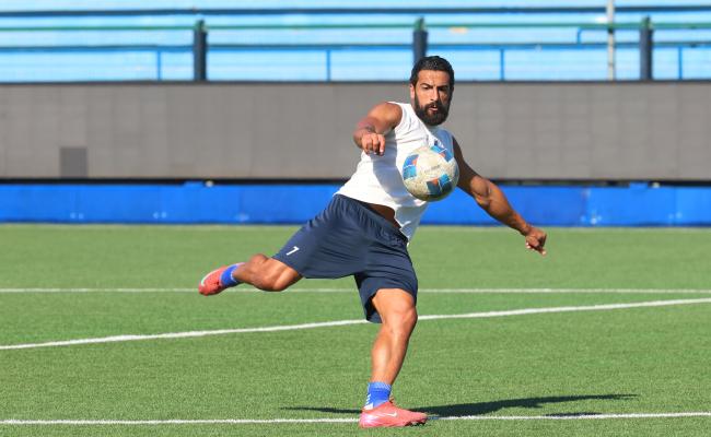 Vincenzo Corvino calcia in allenamento
