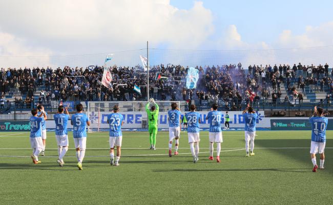 La squadra sotto la Curva prima di Fasano-Fidelis Andria