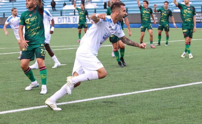 Garcia Tena festeggia l'1-1 contro il Nardò
