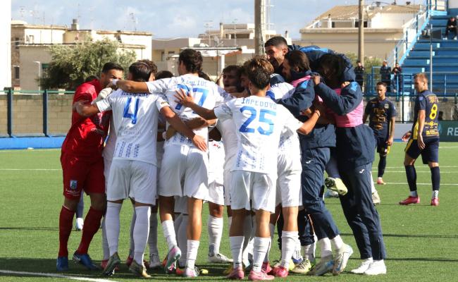 Festeggiamenti dopo un goal di Fasano-Gravina di Coppa Italia