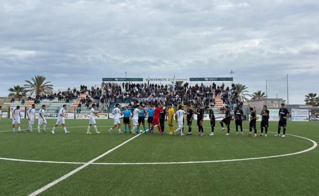 Le formazioni schierate di Manfredonia e Fasano