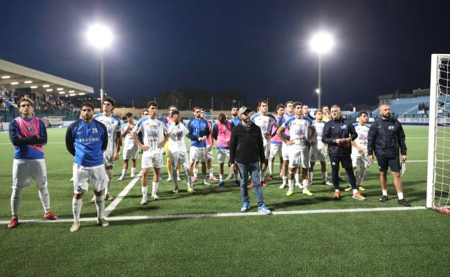 La squadra sotto la Curva dopo la sconfitta con il Pompei