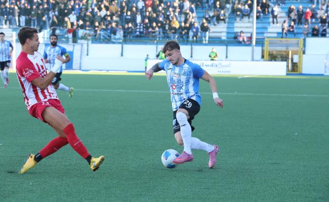 Simone Lambiase in azione contro il Barletta