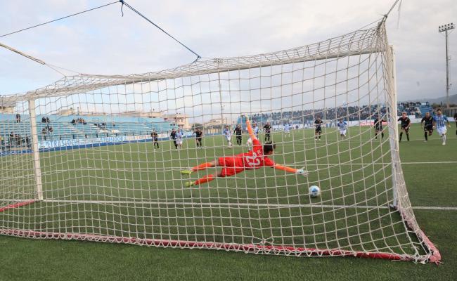 Salzano calcia il rigore decisivo con l'Heraclea