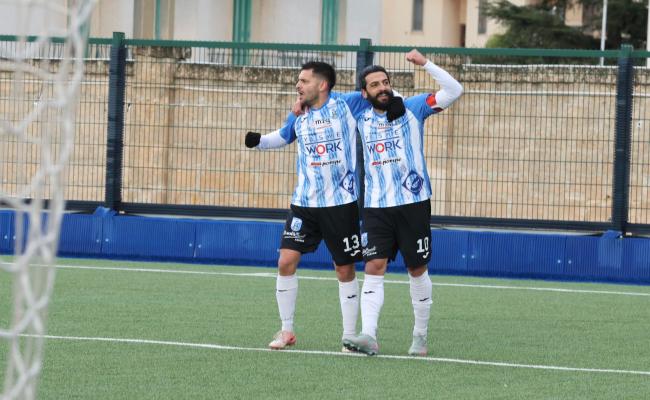 Banegas e Corvino festeggiano il goal dell'1-0 contro l'Acerrana