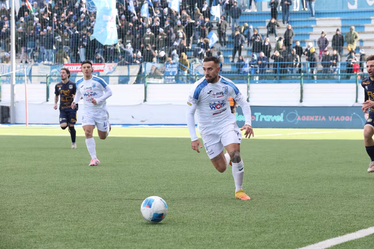 Falzerano in azione contro il Gravina